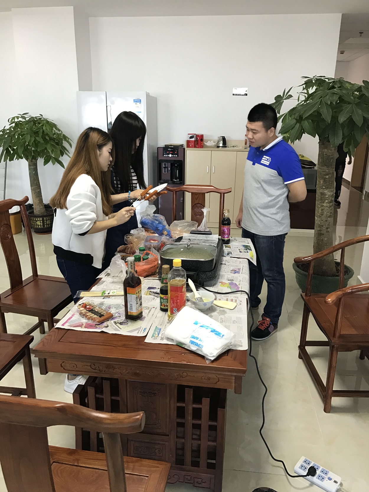 時(shí)運(yùn)電子員工自助燒烤大餐，生活多姿多彩